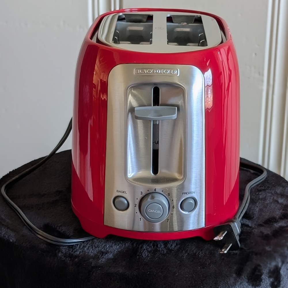 BLACK & DECKER.  3 FUNCTION TOASTER. RED.
